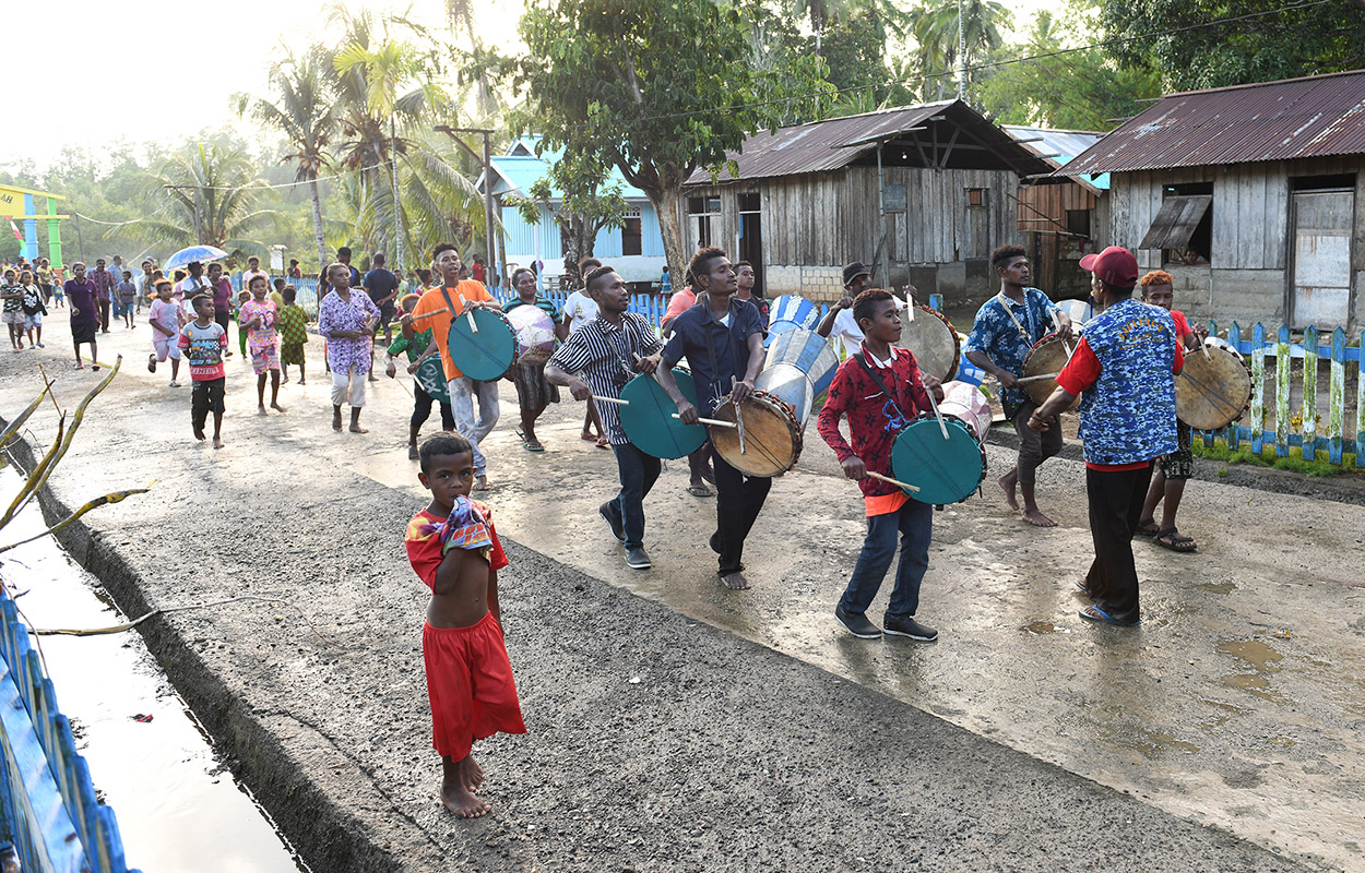 A traditional drumming procession in Kalitoko village